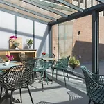 Petite Room With Wifi, Ac, And Shared Kitchen
